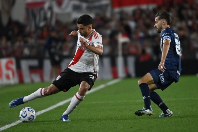 VÉLEZ EMPATO CON RIVER QUE YA PIENSA EN LA COPA PERO DISFRUTA DE LA PUNTA 