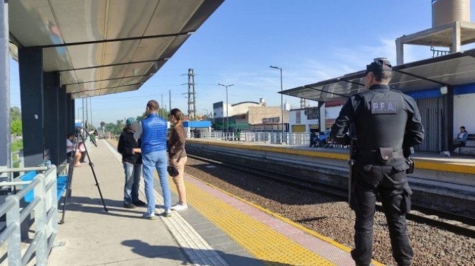 LA POLICÍA FEDERAL ARGENTINA DETUVO AL ACUSADO DE ROBAR A UNA PASAJERA QUE CAYÓ A LAS VÍAS POR INTENTAR PERSEGUIRLO