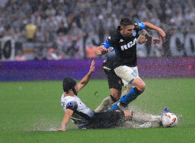 RACING TUVO SU PARTIDO HEROICO EN BRAZIL Y EMPATO 2-2 CON CORINTHIAS 