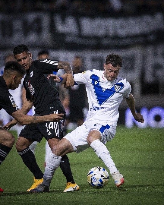 Riestra empató con Vélez y se mantiene en la punta de la zona B