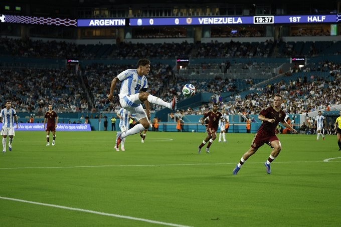 SELECCIÓN ARGENTINA SIN MESSI Y CASI SIN PUBLICO LE GANO A VENEZUELA 1-0 