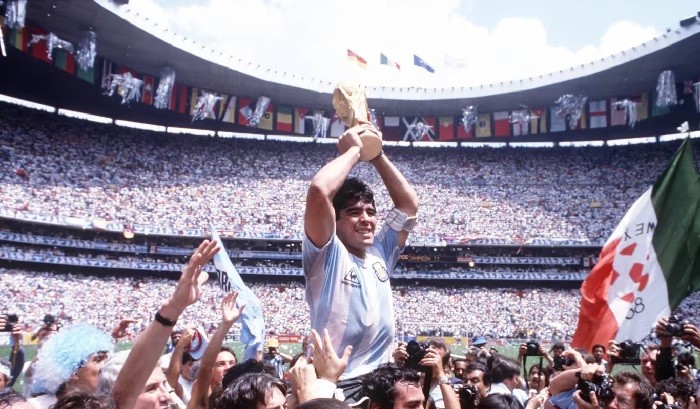 DIEGO MARADONA HUBIERA CUMPLIDO 65 AÑOS Y LA FIFA LO HOMENAJEO