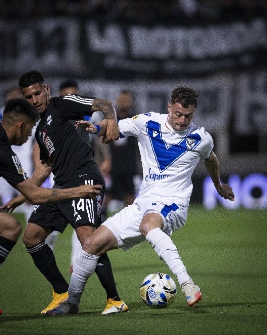 Riestra empató con Vélez y se mantiene en la punta de la zona B