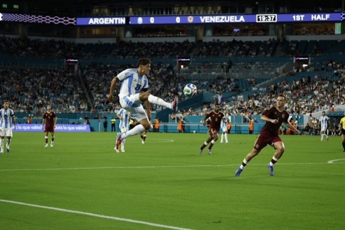 SELECCIÓN ARGENTINA SIN MESSI Y CASI SIN PUBLICO LE GANO A VENEZUELA 1-0 