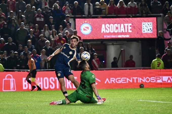 Argentinos hundio a Newell’s al ganarle 3-1 y esta muy cerca de la punta 