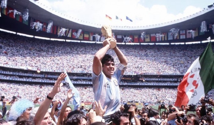 DIEGO MARADONA HUBIERA CUMPLIDO 65 AÑOS Y LA FIFA LO HOMENAJEO