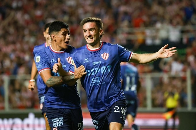 Unión le ganó 2-0 a Newell's, 2-0 y quedo a 6 puntos del unico puntero vélez