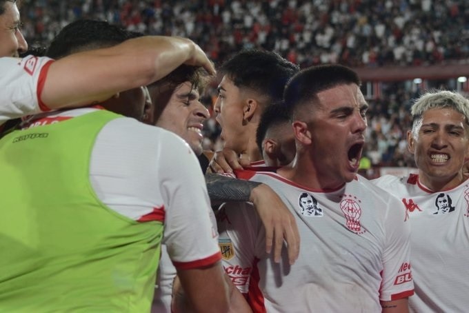 HURACÁN VENCIO A INDEPENDIENTE Y ESPERA HASTA EL LUNES PARA SABER SI SIGUE SIENDO PUNTERO 