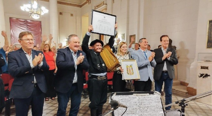 Reconocimiento en el Senado a Monchito Merlo