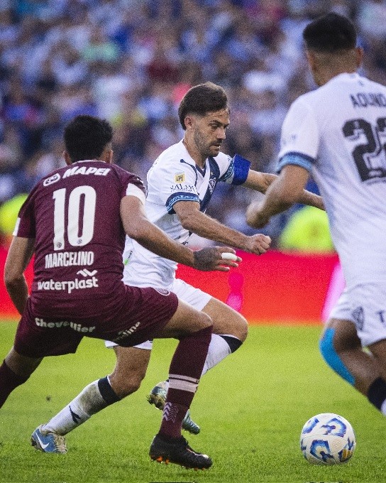 VÉLEZ SIGUE SIENDO PUNTERO A PESAR DE LAS POLEMICAS CON SU EMPATE CON LANÚS 