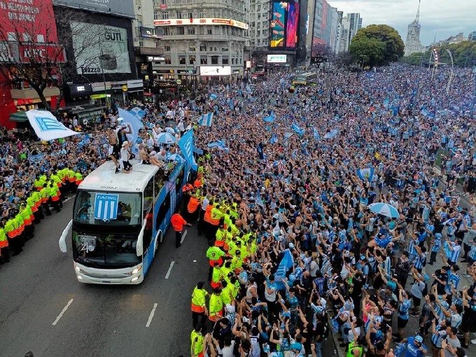 RACING ESTA EN EL CIELO CON TODOS LOS FESTEJOS SE SUMARON FAMOSOS Y EL OBELISCO EXPLOTO 