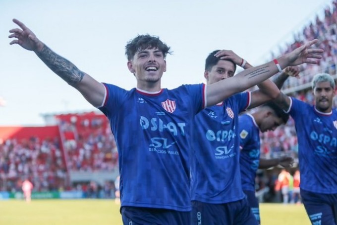 UNIÓN GRACIAS A DOMINA SE VOLVIO LLENAR DE FELICIDAD Y BUSCA LAS COPAS 