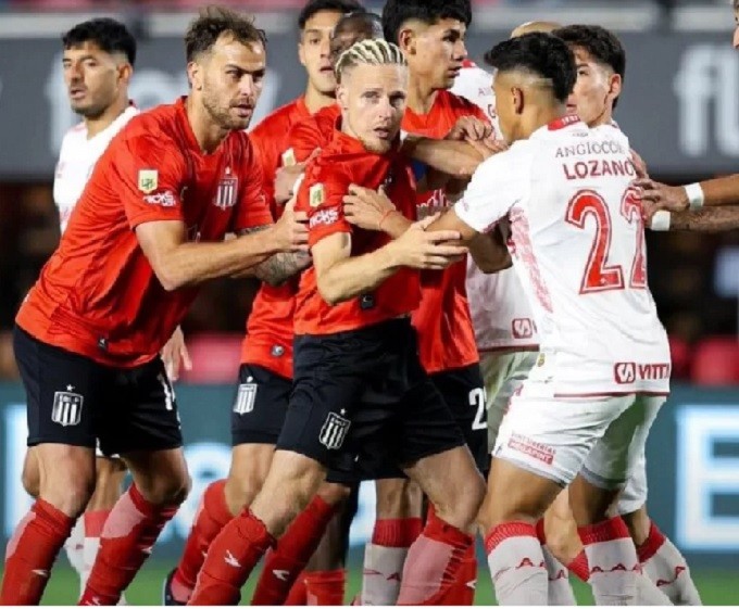 ESTUDIANTES EN SU CASA PERDIO EN VIBRANTE PARTIDO 2-1 CON ARGENTINOS QUE ESTA COMODO PARA LOS PLAY OFF