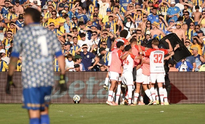 ESTUDIANTES LE ARRUINO LA FIESTA AL CAMPEÓN CON PAPELES ROSARIO CENTRAL Y LO ELIMINO 