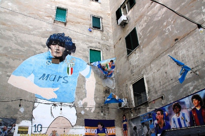 Homenaje de los hinchas de Boca a Diego Maradona en Nápoles, a cinco años de su muerte