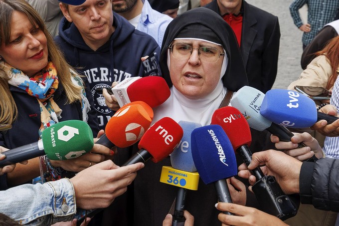 Detenida abadesa de las monjas españolas expulsadas de la Iglesia por vender obras de arte