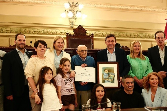 EL SENADO SANTAFESINO DISTINGUIO A Víctor Chiarlo, fundador de la fábrica de bolitas Tinka