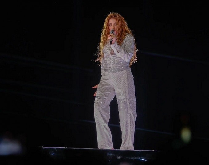 SHAKIRA PRESENTO SU NUEVO VIDEO Y TUVO UN PERCANCE EN EL ESCENARIO 