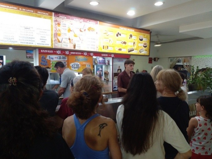 HELADERIA A LA AMERICANA LA DE GRAL LOPEZ LE PUSO PRESTIGIO A LA NOCHE DE LAS HELADERIAS