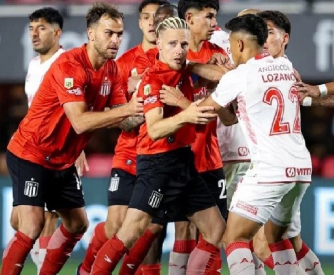 ESTUDIANTES EN SU CASA PERDIO EN VIBRANTE PARTIDO 2-1 CON ARGENTINOS QUE ESTA COMODO PARA LOS PLAY OFF