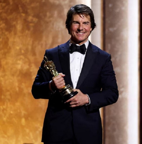 Tom Cruise ensalza el poder del cine al aceptar el Oscar honorífico