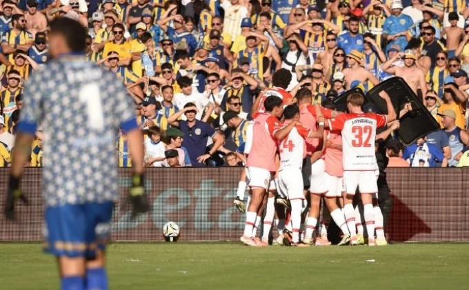 ESTUDIANTES LE ARRUINO LA FIESTA AL CAMPEÓN CON PAPELES ROSARIO CENTRAL Y LO ELIMINO 