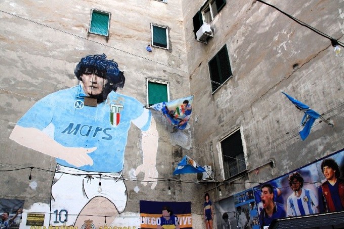 Homenaje de los hinchas de Boca a Diego Maradona en Nápoles, a cinco años de su muerte