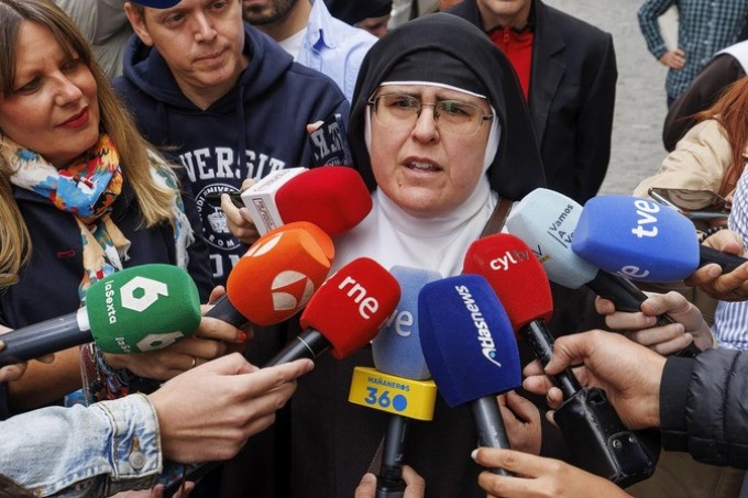 Detenida abadesa de las monjas españolas expulsadas de la Iglesia por vender obras de arte