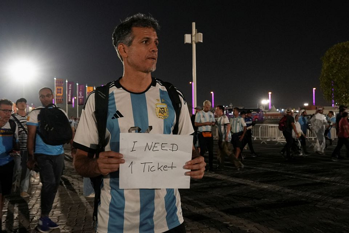 Aficionados desesperados recurren a vendedores ambulantes ilegales en Qatar para conseguir entradas para el Mundial