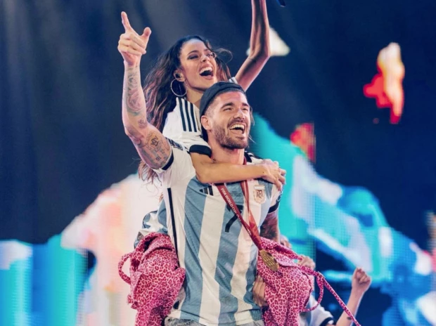 Tini invitó a Rodrigo De Paul al escenario: levantaron la Copa, cantaron Muchachos y el campeón le declaró su amor