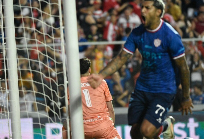 UNIÓN BAJO A VÉLEZ PUSO EN ROJO EL CAMPEONATO, PERO ACARICIA LA SUDAMERICANA