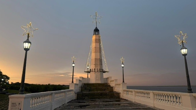 La ciudad de Santa Fe luce su árbol navideño con nueva estructura y luces