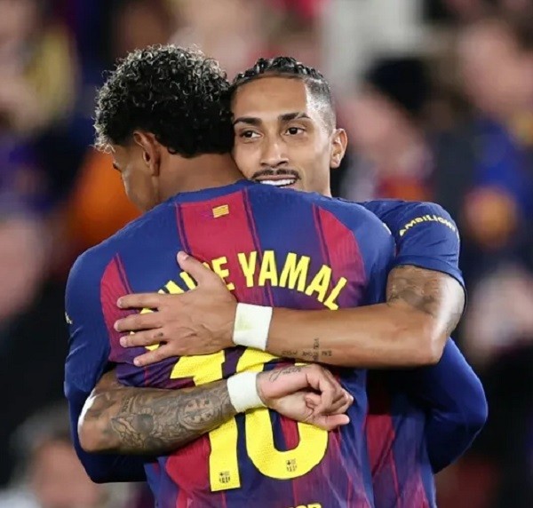 Doblete de Raphinha rescata al Barça ante Osasuna y afianza el liderazgo