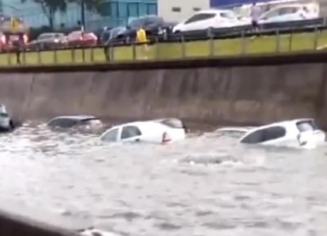 Un sorpresivo temporal afectó a la ciudad y el conurbano: hay autos bajo el agua en la Panamericana