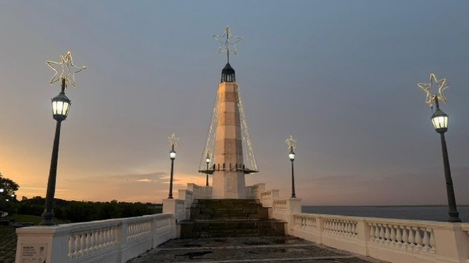 La ciudad de Santa Fe luce su árbol navideño con nueva estructura y luces