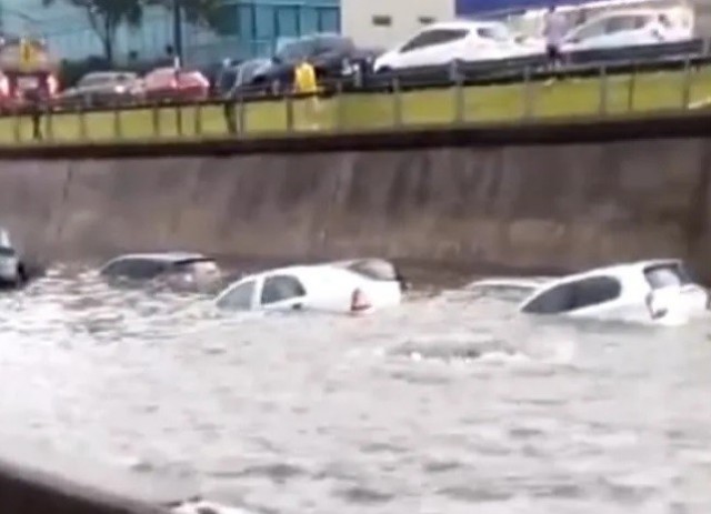 Un sorpresivo temporal afectó a la ciudad y el conurbano: hay autos bajo el agua en la Panamericana